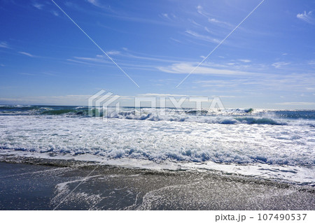 冬の遠州灘の海 冬の遠州灘の海 107490537