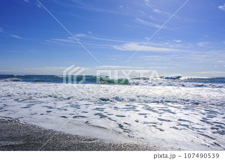 冬の遠州灘の海 冬の遠州灘の海 107490539