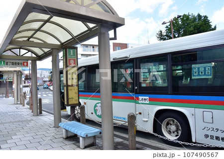 南足柄市　大雄山駅バス停と伊豆箱根バス 107490567