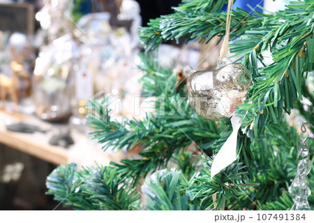 クリスマスツリーのオーナメント クリスマスツリーのオーナメント 107491384