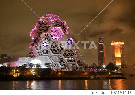 台湾 高雄市の夜景都市風景 愛河クルーズ 台湾 高雄市の夜景都市風景 愛河クルーズ 107491432
