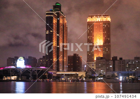 台湾 高雄市の夜景都市風景 愛河クルーズ 台湾 高雄市の夜景都市風景 愛河クルーズ 107491434