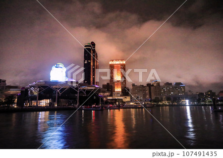 台湾　高雄市の夜景都市風景　愛河クルーズ 107491435