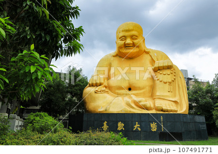 台湾　台中　臨済宗宝覚寺の金の大仏 107491771