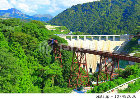 【熊本県】晴天の南阿蘇鉄道トロッコ列車と立野ダム 【熊本県】晴天の南阿蘇鉄道トロッコ列車と立野ダム 107492636