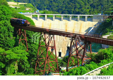 【熊本県】晴天の南阿蘇鉄道トロッコ列車と立野ダム 107492637