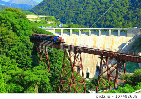 【熊本県】晴天の南阿蘇鉄道トロッコ列車と立野ダム 107492638