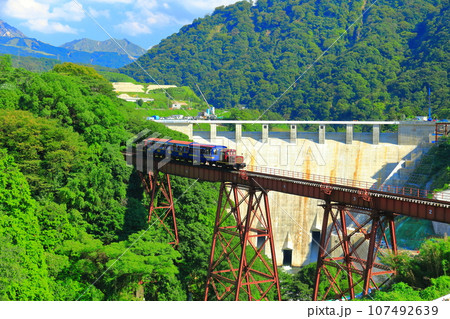 【熊本県】晴天の南阿蘇鉄道トロッコ列車と立野ダム 107492639