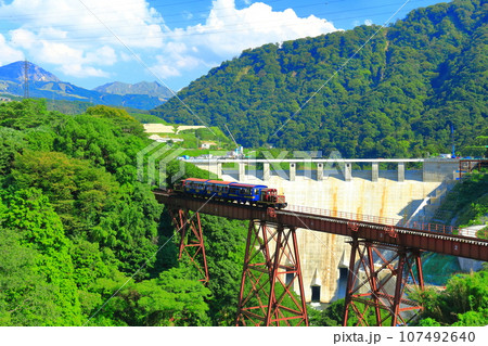 【熊本県】晴天の南阿蘇鉄道トロッコ列車と立野ダム 107492640