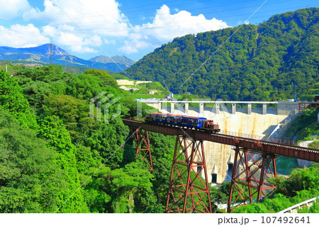 【熊本県】晴天の南阿蘇鉄道トロッコ列車と立野ダム 107492641