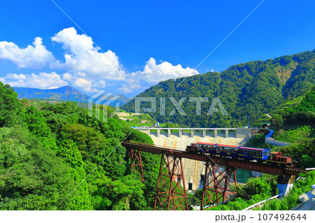 【熊本県】晴天の南阿蘇鉄道トロッコ列車と立野ダム 107492644