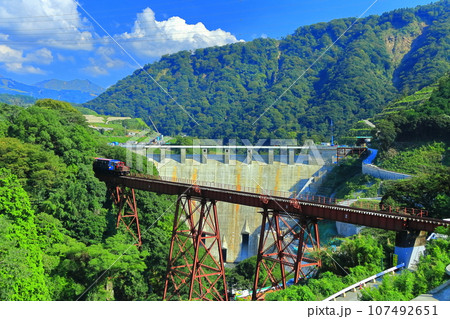 【熊本県】晴天の南阿蘇鉄道トロッコ列車と立野ダム 【熊本県】晴天の南阿蘇鉄道トロッコ列車と立野ダム 107492651