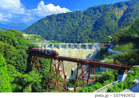 【熊本県】晴天の南阿蘇鉄道トロッコ列車と立野ダム 【熊本県】晴天の南阿蘇鉄道トロッコ列車と立野ダム 107492652