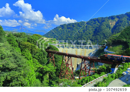 【熊本県】晴天の南阿蘇鉄道トロッコ列車と立野ダム 107492659