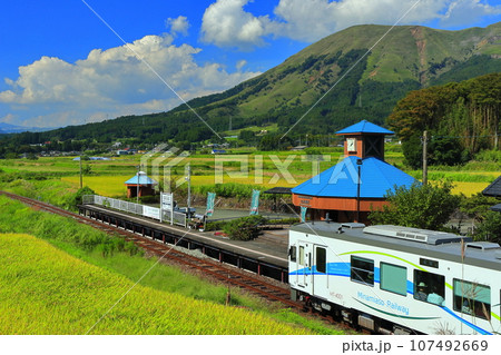 【熊本県】晴天の南阿蘇鉄道と阿蘇山（白水高原駅） 107492669