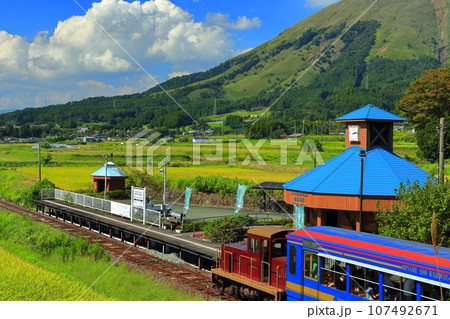 【熊本県】晴天の南阿蘇鉄道トロッコ列車と阿蘇山（白水高原駅） 107492671