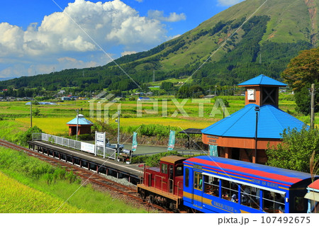 【熊本県】晴天の南阿蘇鉄道トロッコ列車と阿蘇山（白水高原駅） 107492675