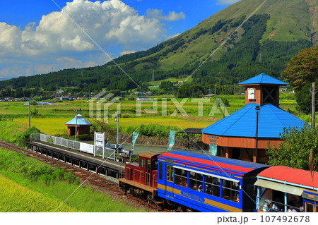 【熊本県】晴天の南阿蘇鉄道トロッコ列車と阿蘇山(白水高原駅) 【熊本県】晴天の南阿蘇鉄道トロッコ列車と阿蘇山(白水高原駅) 107492678