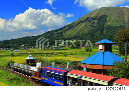 【熊本県】晴天の南阿蘇鉄道トロッコ列車と阿蘇山（白水高原駅） 107492681