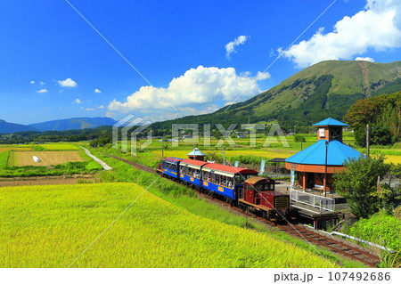 【熊本県】晴天の南阿蘇鉄道トロッコ列車と阿蘇山（白水高原駅） 107492686