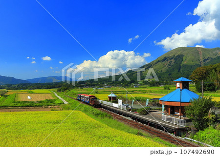 【熊本県】晴天の南阿蘇鉄道トロッコ列車と阿蘇山（白水高原駅） 107492690
