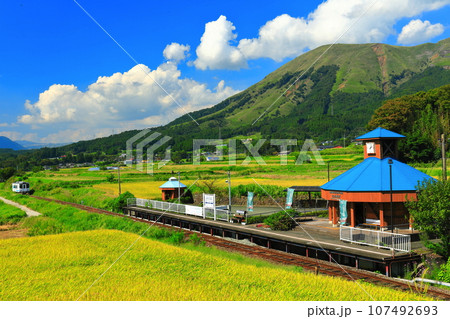 【熊本県】晴天の南阿蘇鉄道と阿蘇山（白水高原駅） 107492693