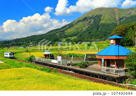 【熊本県】晴天の南阿蘇鉄道と阿蘇山(白水高原駅) 【熊本県】晴天の南阿蘇鉄道と阿蘇山(白水高原駅) 107492694