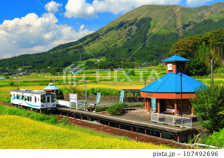 【熊本県】晴天の南阿蘇鉄道と阿蘇山（白水高原駅） 107492696