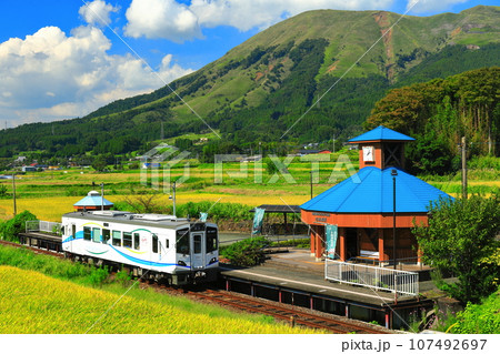 【熊本県】晴天の南阿蘇鉄道と阿蘇山(白水高原駅) 【熊本県】晴天の南阿蘇鉄道と阿蘇山(白水高原駅) 107492697