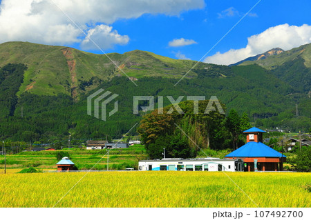 【熊本県】晴天の南阿蘇鉄道と阿蘇山（白水高原駅） 107492700