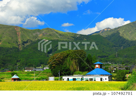 【熊本県】晴天の南阿蘇鉄道と阿蘇山（白水高原駅） 107492701