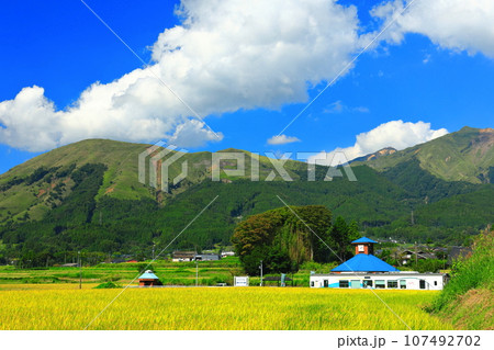 【熊本県】晴天の南阿蘇鉄道と阿蘇山（白水高原駅） 107492702
