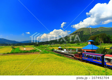 【熊本県】晴天の南阿蘇鉄道トロッコ列車と阿蘇山（白水高原駅） 107492704