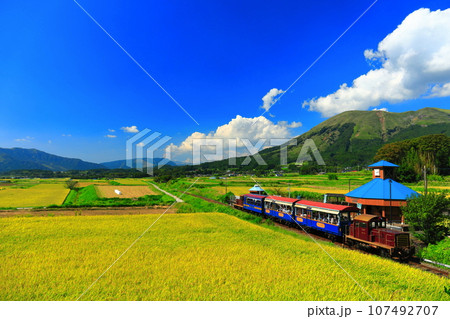 【熊本県】晴天の南阿蘇鉄道トロッコ列車と阿蘇山（白水高原駅） 107492707