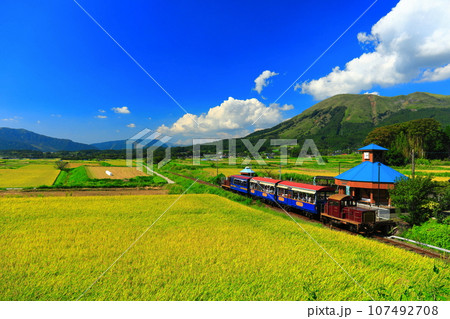 【熊本県】晴天の南阿蘇鉄道トロッコ列車と阿蘇山（白水高原駅） 107492708