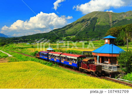 【熊本県】晴天の南阿蘇鉄道トロッコ列車と阿蘇山(白水高原駅) 【熊本県】晴天の南阿蘇鉄道トロッコ列車と阿蘇山(白水高原駅) 107492709