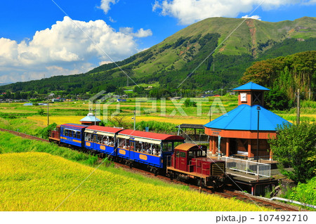 【熊本県】晴天の南阿蘇鉄道トロッコ列車と阿蘇山（白水高原駅） 107492710