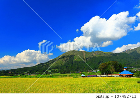【熊本県】晴天の南阿蘇鉄道トロッコ列車と阿蘇山（白水高原駅） 107492713