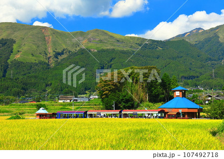 【熊本県】晴天の南阿蘇鉄道トロッコ列車と阿蘇山（白水高原駅） 107492718