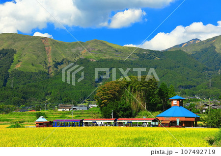 【熊本県】晴天の南阿蘇鉄道トロッコ列車と阿蘇山(白水高原駅) 【熊本県】晴天の南阿蘇鉄道トロッコ列車と阿蘇山(白水高原駅) 107492719