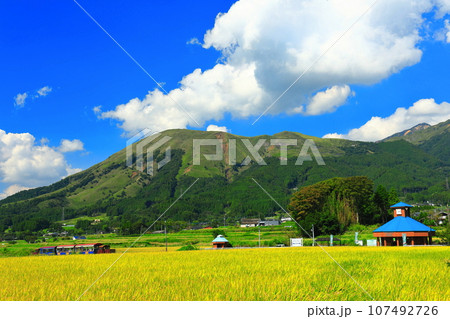 【熊本県】晴天の南阿蘇鉄道トロッコ列車と阿蘇山（白水高原駅） 107492726
