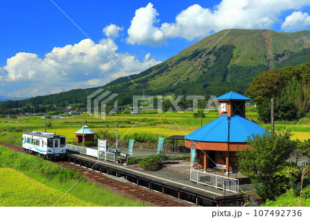 【熊本県】晴天の南阿蘇鉄道と阿蘇山（白水高原駅） 107492736