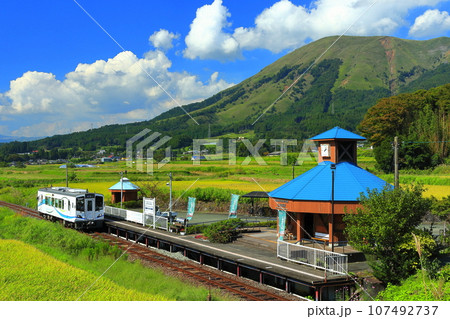 【熊本県】晴天の南阿蘇鉄道と阿蘇山（白水高原駅） 107492737