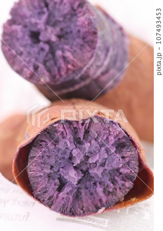 紫色の焼き芋　しふく　紫福　サツマイモ　割ったところ　アントシアニン　明るい背景 107493453