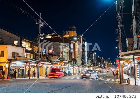 京都　夜の四条通　祇園界隈 107493573