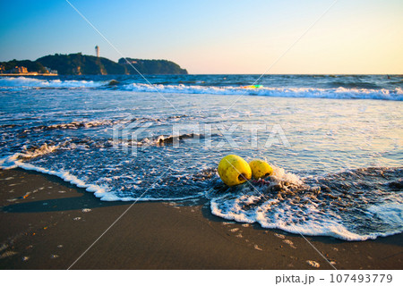 片瀬江の島 西浜海水浴場から江ノ島の夕景 片瀬江の島 西浜海水浴場から江ノ島の夕景 107493779
