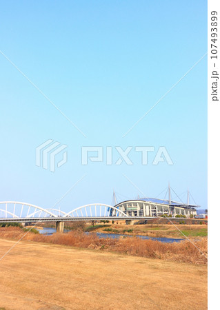 愛知県豊田市、矢作川と豊田スタジアムの風景 107493899