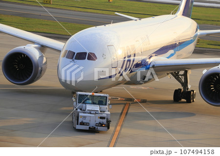 滑走路に向かう飛行機 107494158