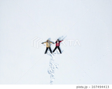 雪で遊ぶ2人 雪で遊ぶ2人 107494413