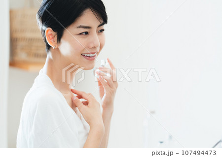 香水を付ける女性 香水を付ける女性 107494473